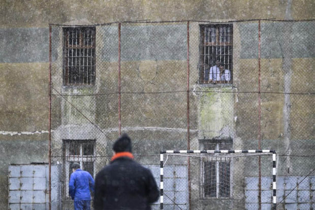 Супруга претученог затвореника: Поломили су им ребра и избили зубе